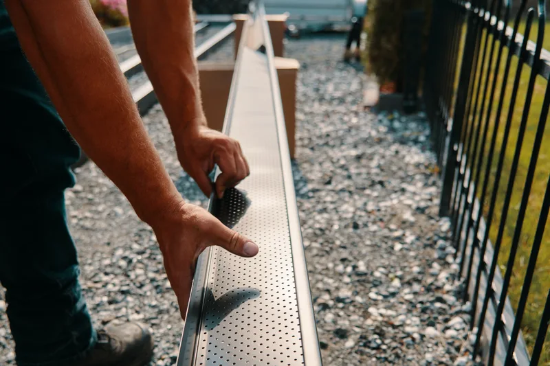 Pose d'un protège-gouttières perforé Alu-Rex